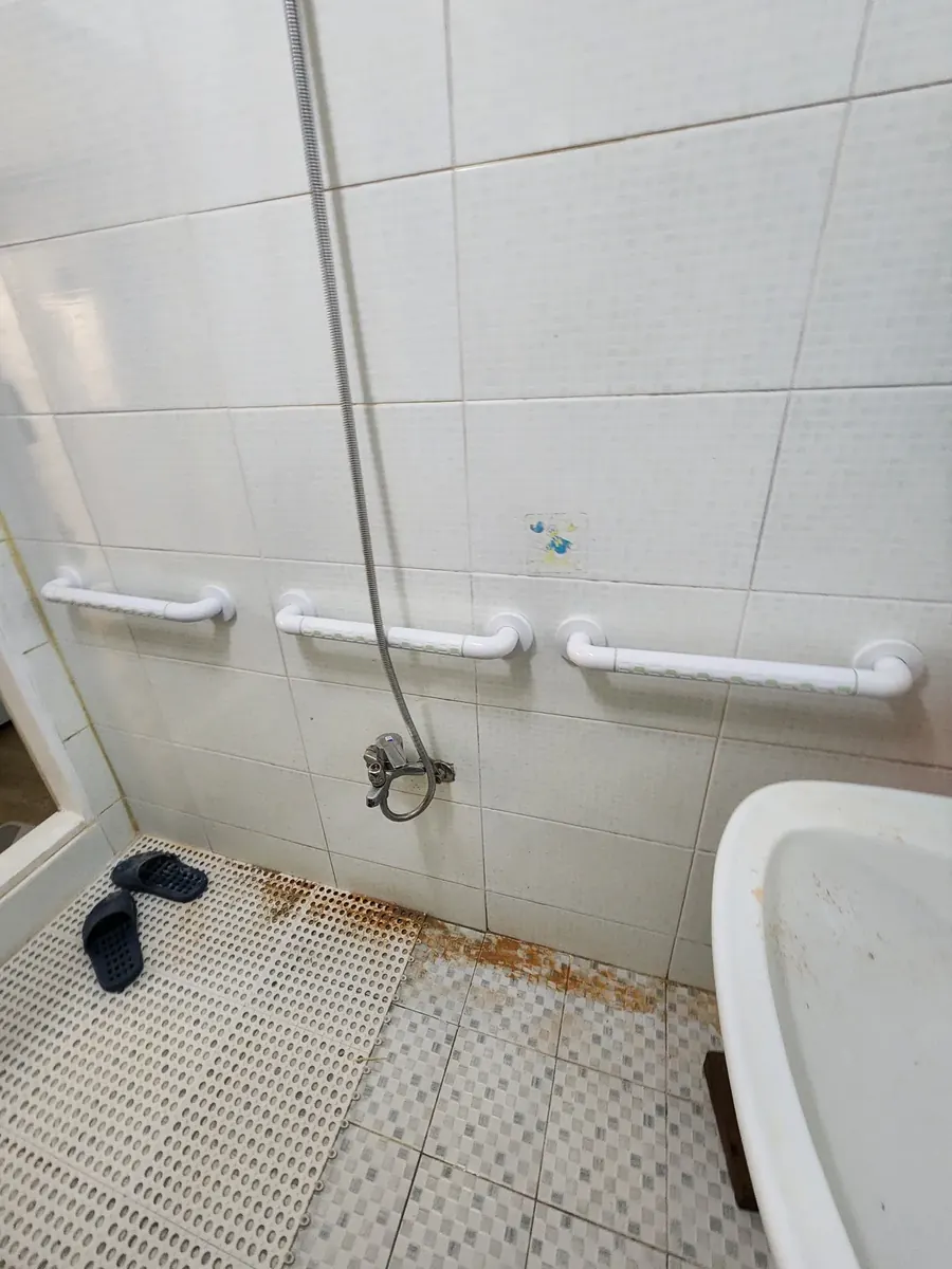 안전바 설치 높이 — 샤워 벽 가로 안전바 세 개