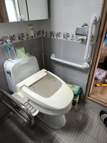안전손잡이 시공 — 변기 쪽 안전바 설치 완료
