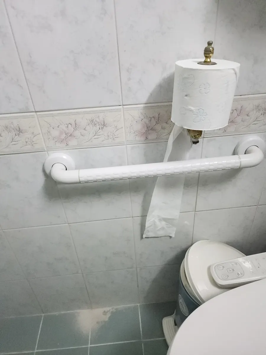 노인 안전손잡이 설치 — 변기 옆 가로 손잡이