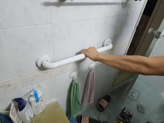 노인 안전손잡이 설치 — 손잡이를 잡아 보는 확인